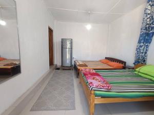 BogawantalawaMount Queens的一间设有两张床的房间,里面装有加热器