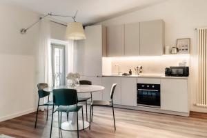 Kuchyň nebo kuchyňský kout v ubytování Loft Monti by Quokka 360 - A 10 min walk from the Como's centre + 16 fotografií