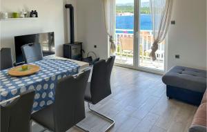Χώρος καθιστικού στο Nice Apartment In Lumbarda With House Sea View