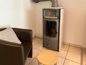 un salon avec une télévision, un canapé et une table dans l'établissement Natur Ferienpark 1 - Typ A, à Nieheim