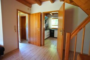 un couloir ouvert avec une cuisine dans une maison dans l'établissement Natur Ferienpark 1 - Typ A, à Nieheim