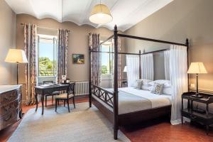 Ένα ή περισσότερα κρεβάτια σε δωμάτιο στο Château de Valmer