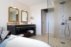 Un baño de Château de Valmer 133 fotos más