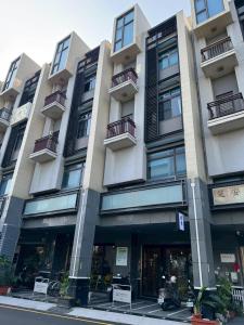 安平区にある樸寓國際青年旅舍の市街地の通りにある店舗のある建物