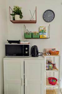 a microwave sitting on top of a white cabinet at L'angolino di Ale in Sulmona