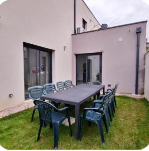 a table and chairs in a yard next to a building at Éclipse in Vénissieux