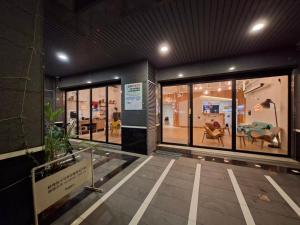 安平区にある樸寓國際青年旅舍の窓と家具のある店舗のある建物