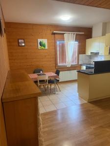 a kitchen and living room with a table and chairs at Ferienwohnung Happy Life Thun in Steffisburg