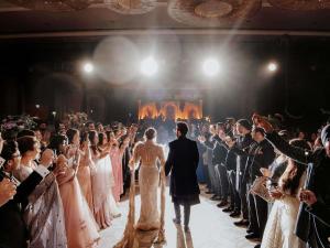 マナーマにあるソフィテル バーレーン ザッラク タラサ シー ＆ スパの結婚式でランウェイを歩くカップル +148枚の写真