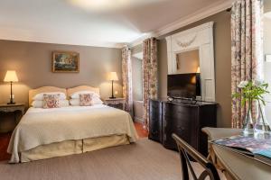 Una cama o camas en una habitación de Château de Valmer