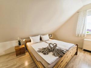 a bedroom with a bed with white sheets and a window at FH Butt in Blengow