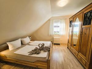 a bedroom with a bed with two towels on it at FH Butt in Blengow