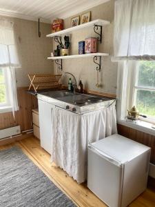 - une cuisine avec un évier et un comptoir avec une fenêtre dans l'établissement Country Escape, Cozy Village Cottage, à Falun 17 autres photos