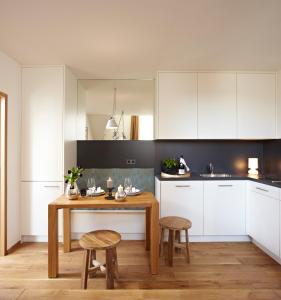 Kuchyň nebo kuchyňský kout v ubytování KönigsSCHLAF No4 - Die schicke Designerwohnung in Konstanz