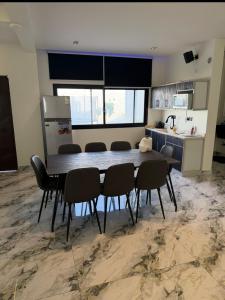 Una mesa de comedor y sillas en una cocina. en شاليه داله العماريه1 بالكامل لك وأجواء ممتعه, en Abā al Kibāsh 11 fotos más