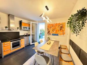 O bucătărie sau chicinetă la Black Garden Loft - Design Apartment Bad Krozingen