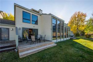 een huis met een terras met stoelen erop bij RMR: Greyling 4513 Condo in The AspensWilsonWY in Wilson