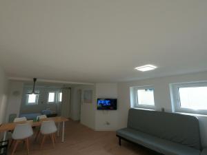 NotzingenNewly built Hiloa studio apartment stylishly furnished的客厅里有一张沙发和一张桌子。