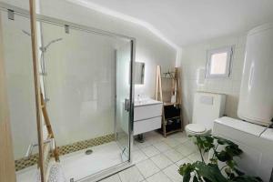 ein Badezimmer mit Dusche, Toilette und Waschbecken in der Unterkunft La petite maison du Loubat avec jardin in Asnières-la-Giraud