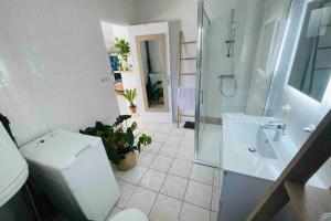 ein Badezimmer mit Toilette, Dusche und Waschbecken in der Unterkunft La petite maison du Loubat avec jardin in Asnières-la-Giraud
