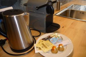 eine Theke mit einem Teller Essen neben einer Kaffeemaschine in der Unterkunft Studio moderne rénové in Saint-Jean-dʼAngély