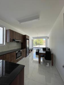 Η κουζίνα ή μικρή κουζίνα στο Eleftheriou Court