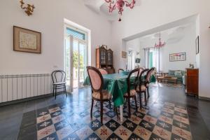 a dining room with a table and chairs at La Casa Bianca in Marina