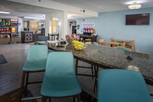 a lobby with a bar with green bar stools at Hampton Inn Tampa International Airport/Westshore in Tampa