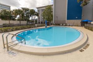 a large blue swimming pool in front of a building at Hampton Inn Tampa International Airport/Westshore in Tampa