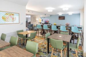 a dining room with tables and chairs and a bar at Hampton Inn Tampa International Airport/Westshore in Tampa +14 photos