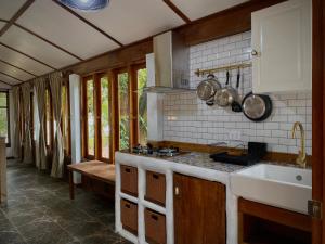 Kuchyň nebo kuchyňský kout v ubytování PP Land Beach Eco Resort