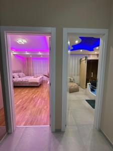 Železnička Stanica Banja Luka PredgrađeSpa Apartman Love&Spa的一间设有两张床和紫色天花板的客房