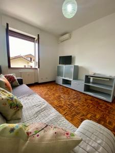 ein Wohnzimmer mit zwei Betten und einem Flachbildfernseher in der Unterkunft Villa Ferrari - Park Monza F1 Circuit in Villasanta