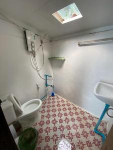 a bathroom with a toilet and a sink at maylamean bungalows kohchang in Ban Khlong Son
