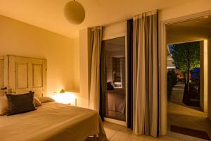 Ένα ή περισσότερα κρεβάτια σε δωμάτιο στο Hotel Maximilian +124 φωτογραφίες