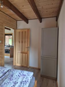 Ένα ή περισσότερα κρεβάτια σε δωμάτιο στο Domki w Kokoszce z sauną i jacuzzi