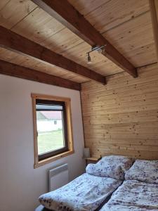 Ένα ή περισσότερα κρεβάτια σε δωμάτιο στο Domki w Kokoszce z sauną i jacuzzi