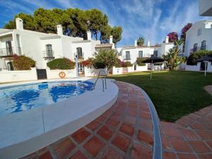 een zwembad voor een gebouw bij PINOS 20 MENYBER in Nerja