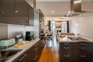 Kuchyň nebo kuchyňský kout v ubytování The Monroe cosy luxury in the heart of Perpignan