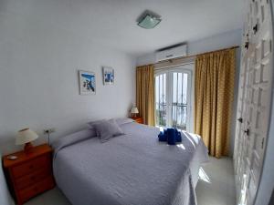 een slaapkamer met een groot bed en een raam bij PINOS 20 MENYBER in Nerja +16 foto's