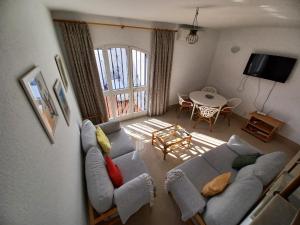 een woonkamer met een bank en een tafel bij PINOS 20 MENYBER in Nerja