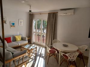 een woonkamer met een bank en een tafel bij PINOS 20 MENYBER in Nerja