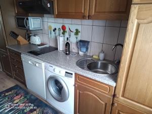 a kitchen with a washing machine and a sink at Haus Nähe Flughafen und Messe in Düsseldorf