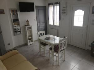 TV a/nebo společenská místnost v ubytování Appartement cosy avec jardin à Cayeux-sur-Mer 28 m² + 12 fotografií