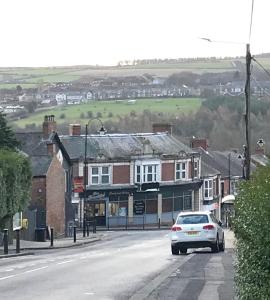 um carro a descer uma rua numa pequena cidade em Ushaw HillTop View em Ushaw Moor mais 8 fotografias
