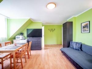 Μια τηλεόραση ή/και κέντρο ψυχαγωγίας στο Pokoje Maxi Mare Piamola