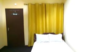 Una cama o camas en una habitación de Accra Guest House with WiFi