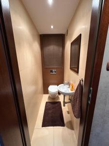 Ένα μπάνιο στο Komfortowy apartament