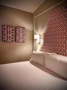 ein Hotelzimmer mit einem Bett und zwei Fenstern in der Unterkunft Puerta de la Ribera Centro in Córdoba + 45 Fotos