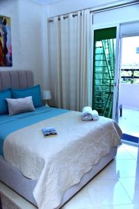 Un dormitorio con una cama con un libro encima. en Modern and cozy apartment in the heart of Kenitra, en Kenitra